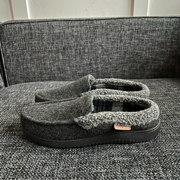 NWOT Men’s Dearfoam Slippers - Picture 3 of 11